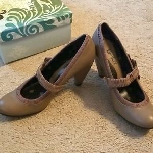 Side bow adorable heels! 🥰